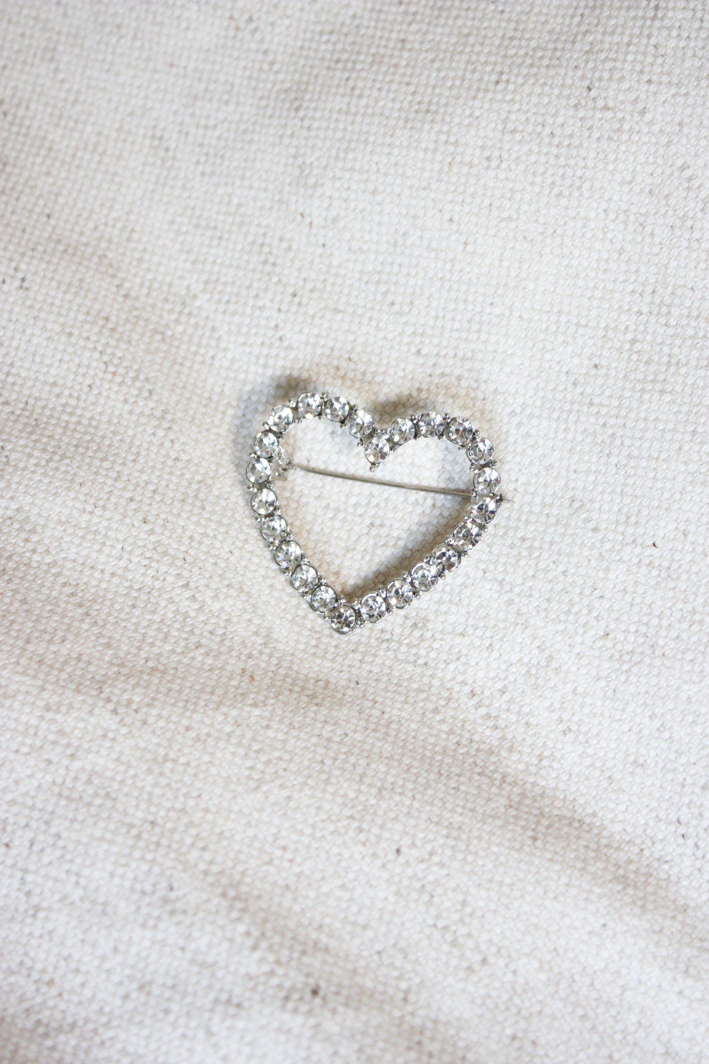 Broche strass hartje zilver