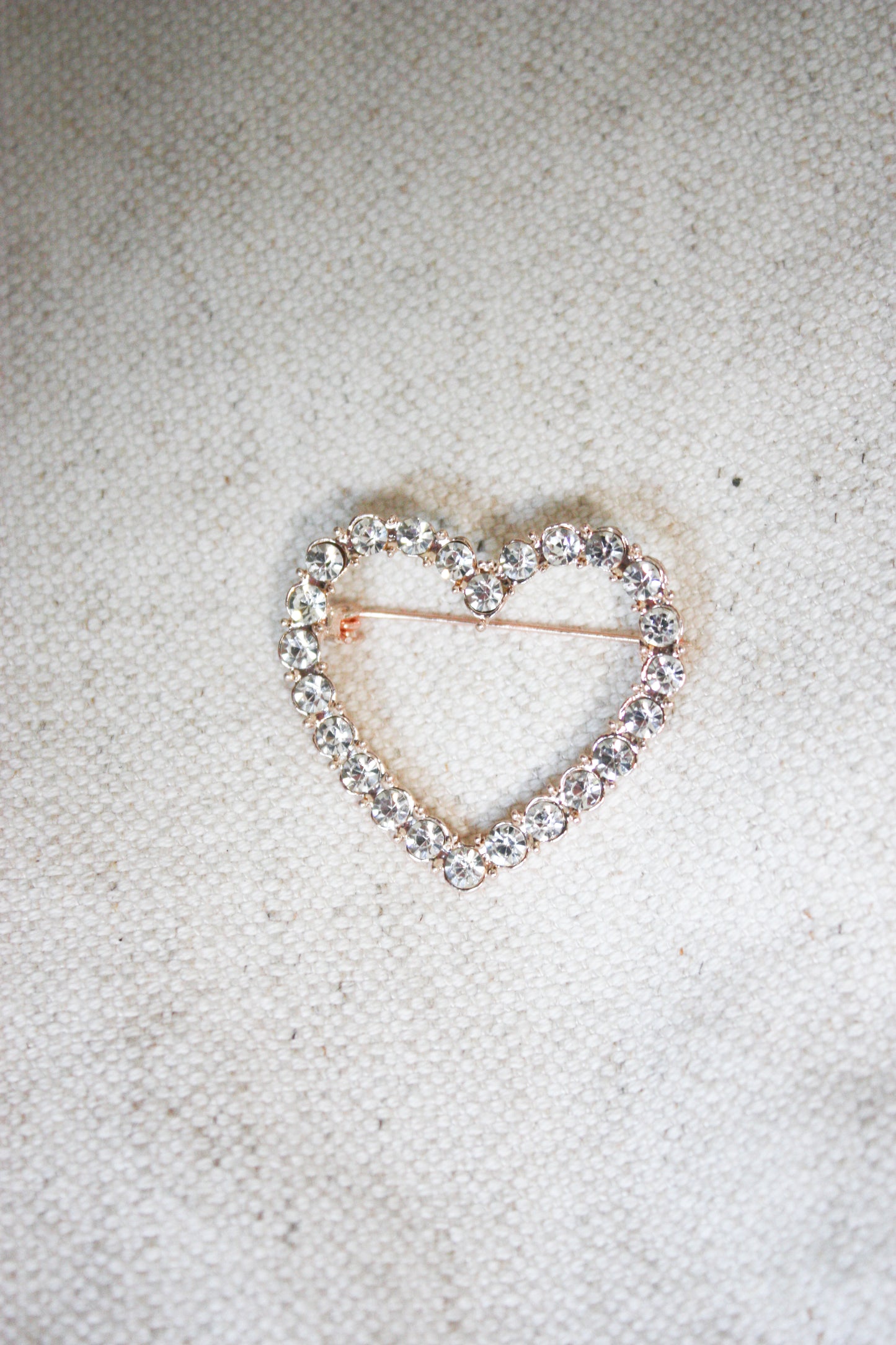 Broche strass hartje goud