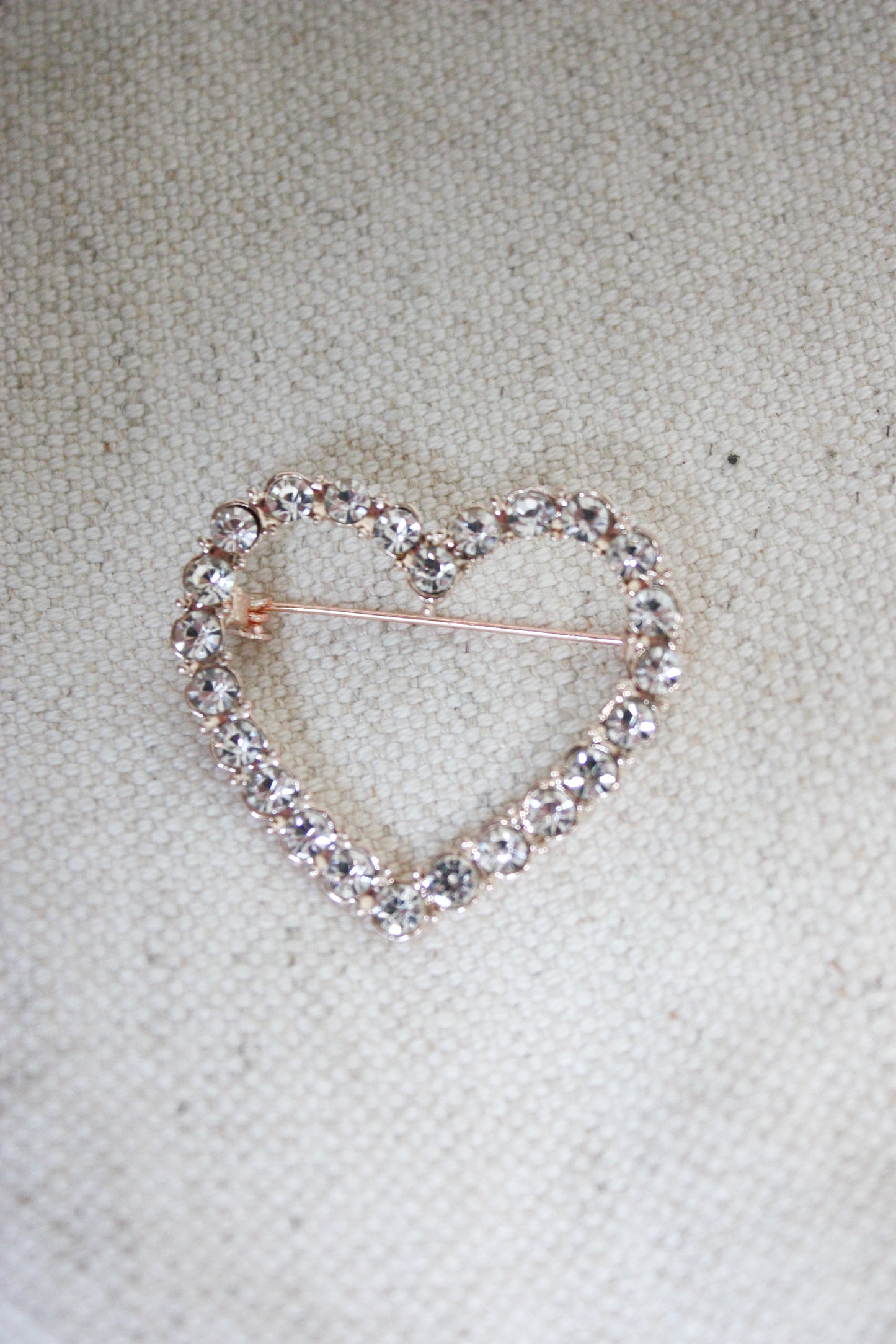 Broche strass hartje goud