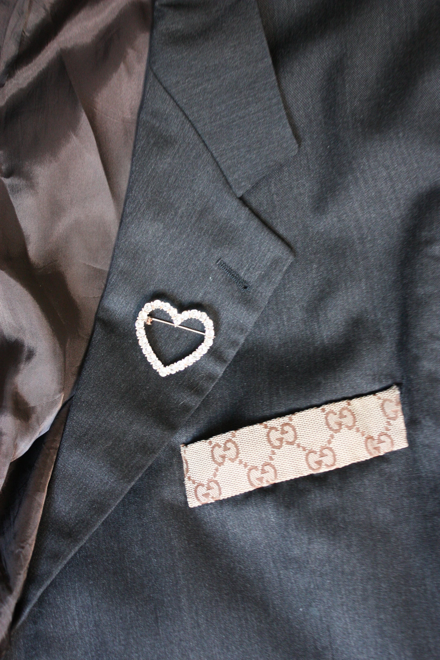 Broche strass hartje goud