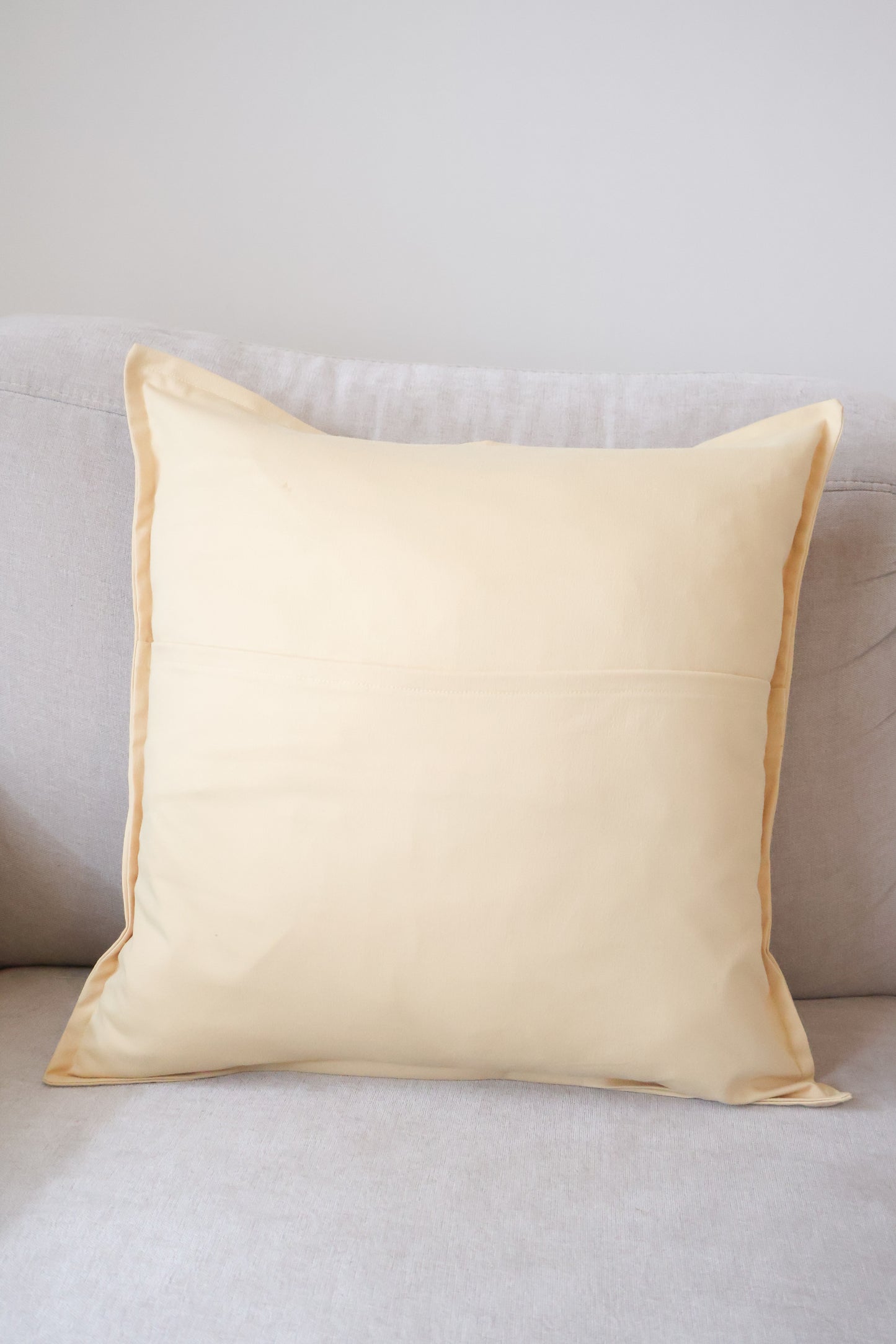 Pippa's pillow - Butter yellow